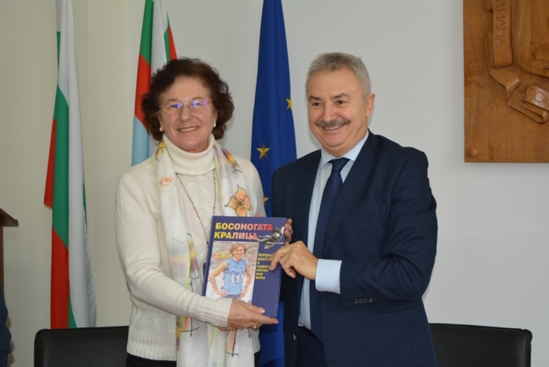 Луксозно издание от 251 страници събра историята на първата българска