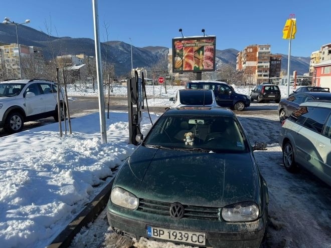 Тарикат спря Голф а си на станция за електромобили във