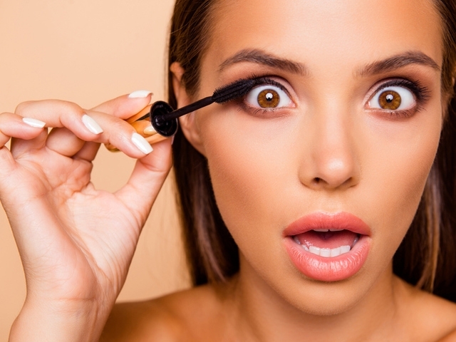 Големите очи извитите вежди дългите мигли сочните устни и малката