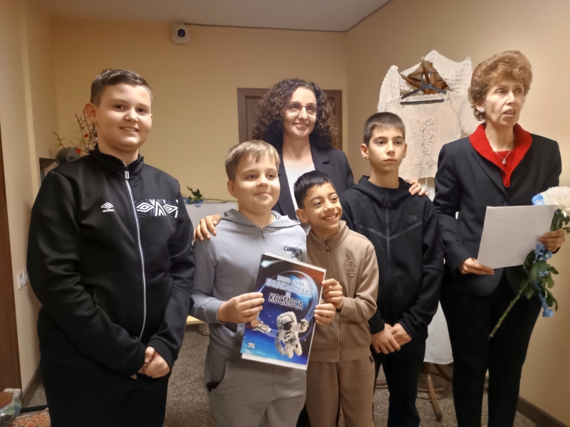 За пета поредна година дни преди Рождество Христово Библиотеката към