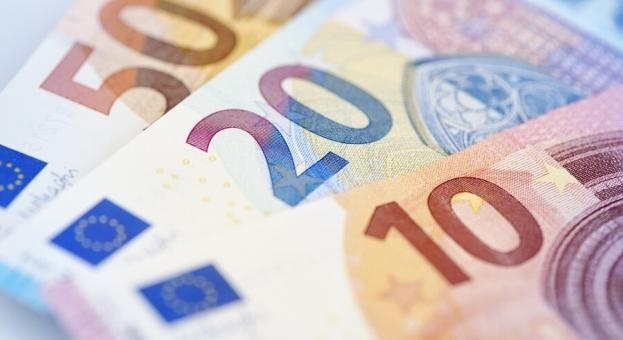 Курсът на еврото спрямо долара днес пое надолу, спадайки до