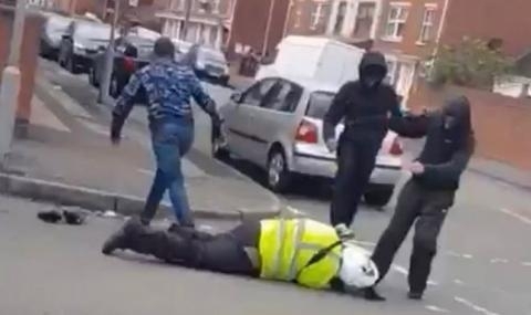 Брутални кадри на насилие бяха заснети на Острова където група