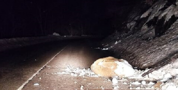 Огромен камък е паднал на пътното платно на прохода Петрохан