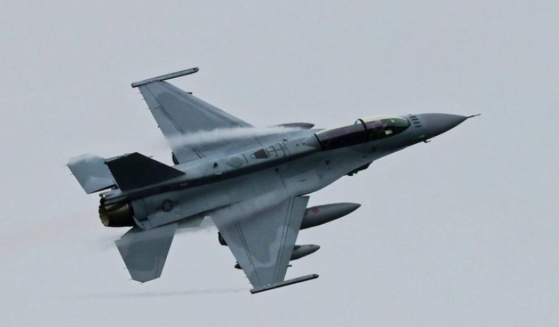 Новият F16 не лети, управляващите си прехвърлят топката