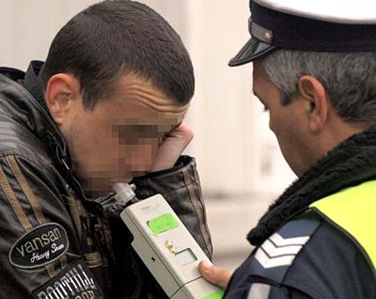 Полицаи са хванали пиян шофьор на пътя между Враца и