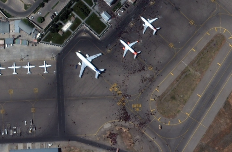 Възстановени са били тази сутрин военните полети от летището в
