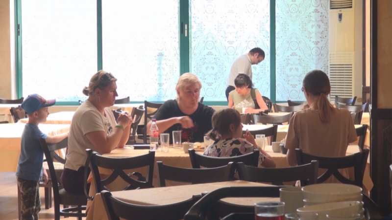 Хотелиери по Южното Черноморие спряха изхранването на украинските бежанци настанени