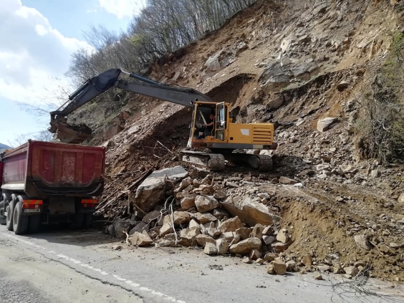 Започнаха аварийно възстановителните работи по укрепването на скатовете в 250 метровия