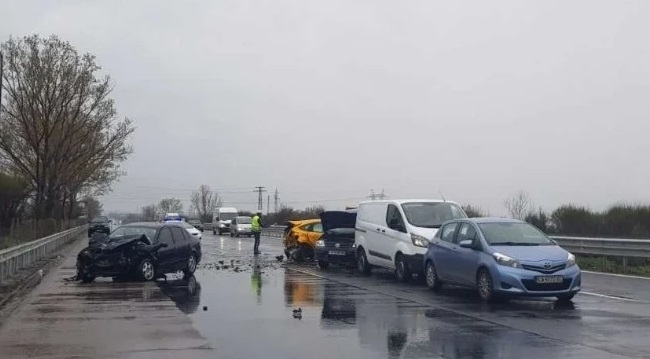 Тежка верижна катастрофа е станала на изхода от София в
