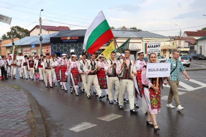 Танцов ансамбъл Младост от Мотнана ще вземе участие в Международен фолклорен
