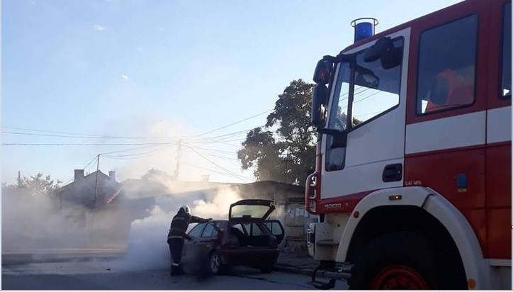 Лек автомобил Фолксваген Пасат е горял като факла посред бял