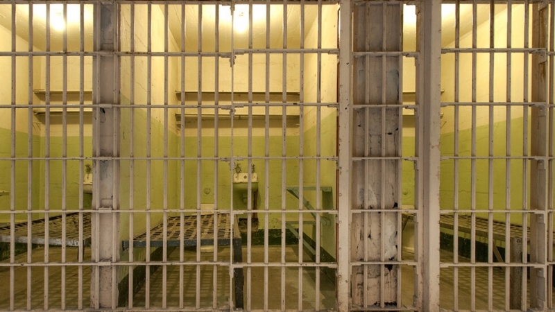 Британец обвинен в разврат с малолетни и непълнолетни момчета в