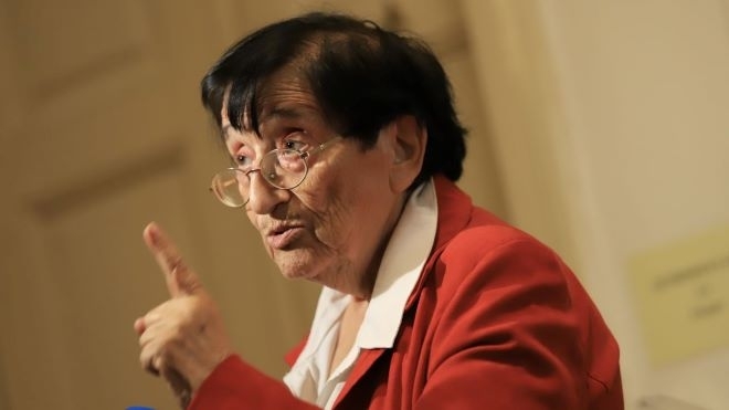 Наистина съм сериозно притеснена защото според удължителния закон за бюджета