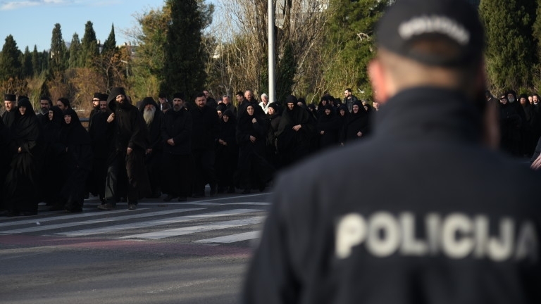 Пред храма Възкресение Христово в Подгорица снощи полицията разпръсна със