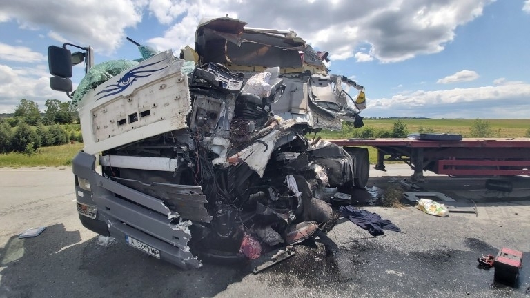 Един човек е пострадал при катастрофа между два ТИР а в