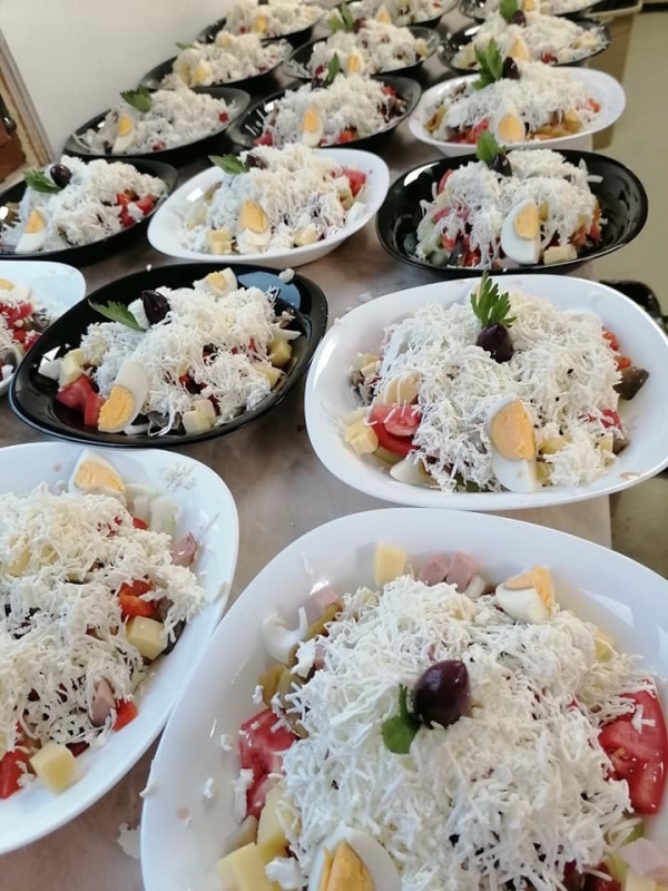 Топ готвач глези с домашни вкусотии гостите в ресторанта на селски ...
