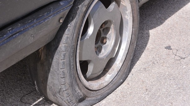 Полицията е хванала мъж нарязал гумите на кола във Враца