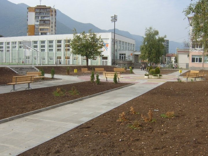 Неизвестен мъж е успял да открадне три мобилни телефона от