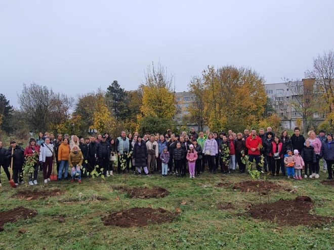 За по-красив и зелен град: Засадиха 500 нови дървета в квартали на Враца /снимки/