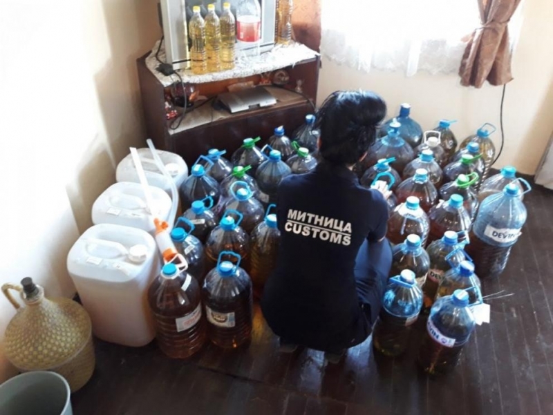 Полицаи и митничари са иззели над 350 литра незаконна ракия