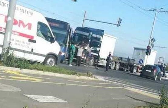 ТИР се заби в автобус на Бързата линия на градския