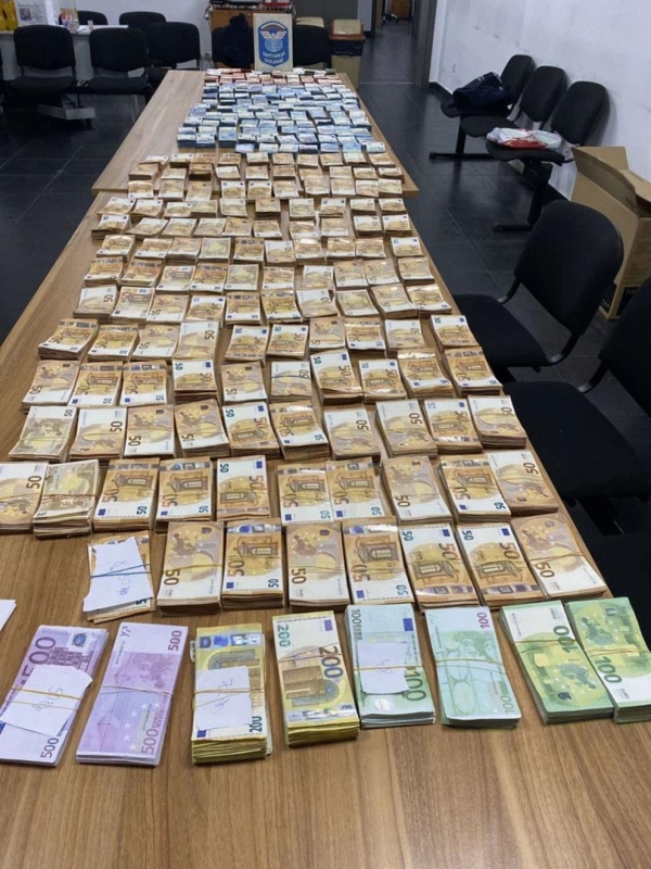 При последвалия физически контрол е открит специално изграден тайник в