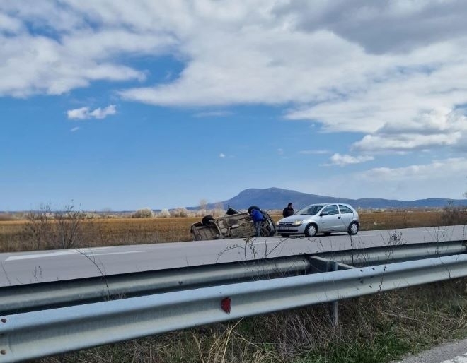 Кола се обърна на международния път Е-79 между Враца и