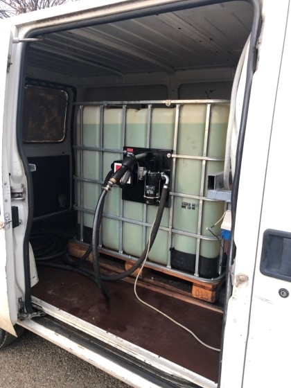 азкрити са две нелегални мобилни станции за зареждане с гориво