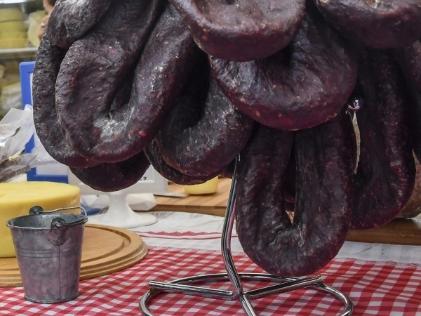 Фермерски пазари на които производители предлагат храни от животински произход