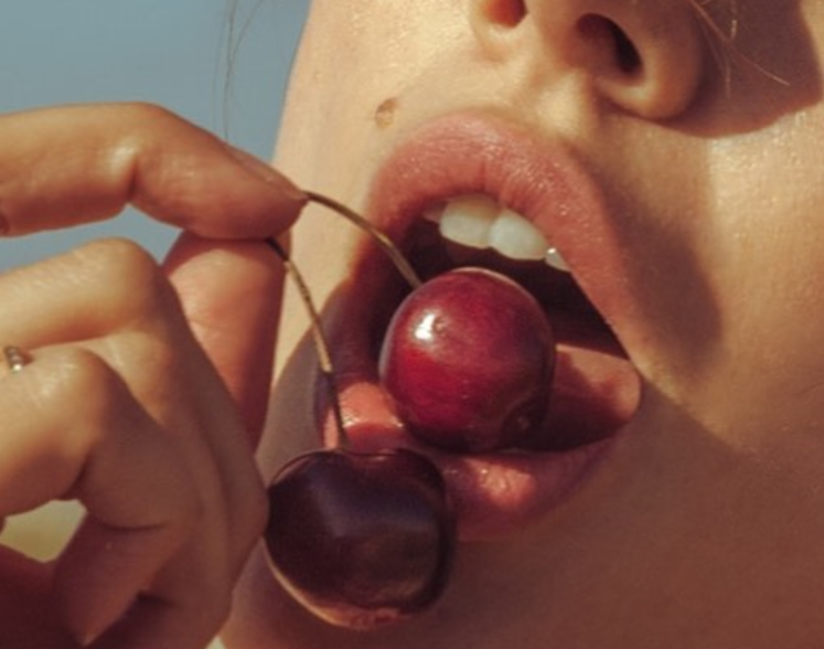 Днес ще ви представим поредния майстор на еротичната фотография Той