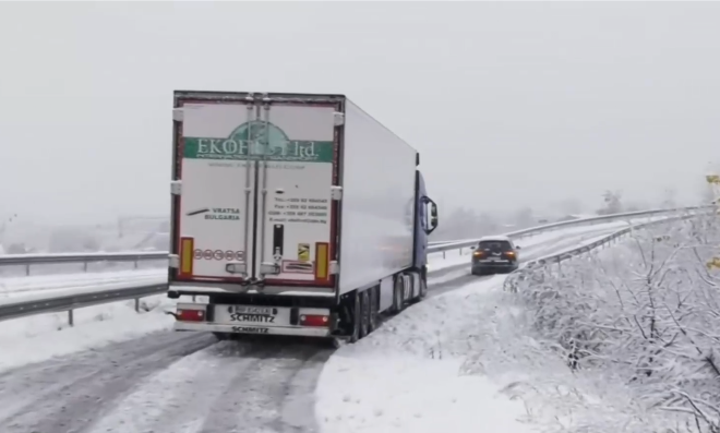 Снегът създаде проблеми в Монтанско – ТИР ове закъсаха на околовръстния