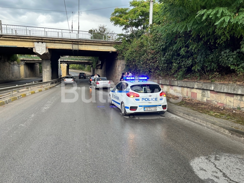 Катастрофа в дъждовна Враца затруднява трафика по натоварен булевард видя