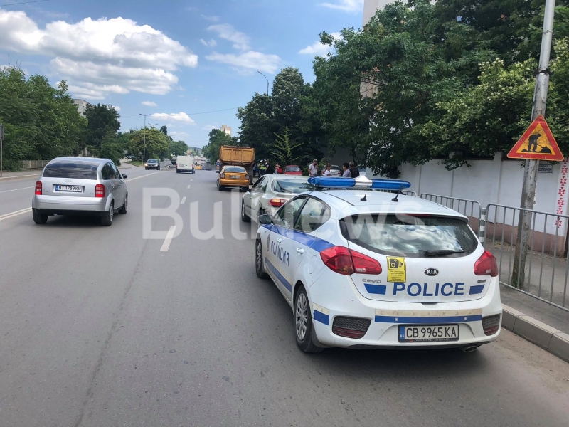 Лека катастрофа стана преди минути на възлов булевард във Враца