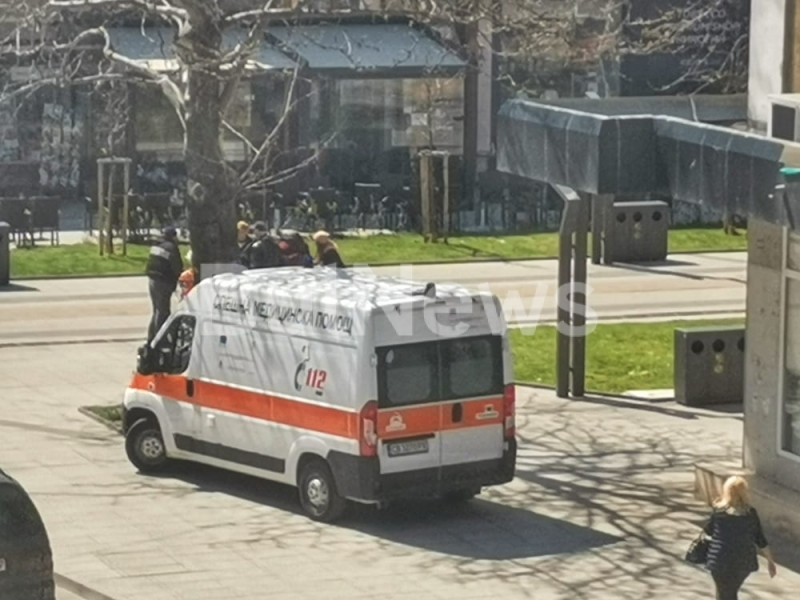Нещо става! Линейка влезе в пешеходната зона на Враца заради човек в тежко състояние /снимки/