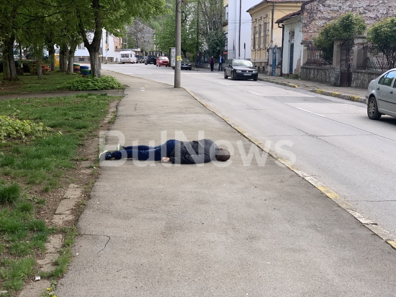 Лежащ неподвижно на тротоара зад театъра във Враца човек вдигна