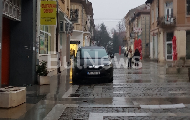 Снимки на поредния шофьор паркирал нагло във Враца изпрати читател