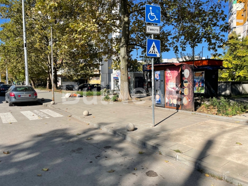 Две жени лежат на тротоара край болницата във Враца видя