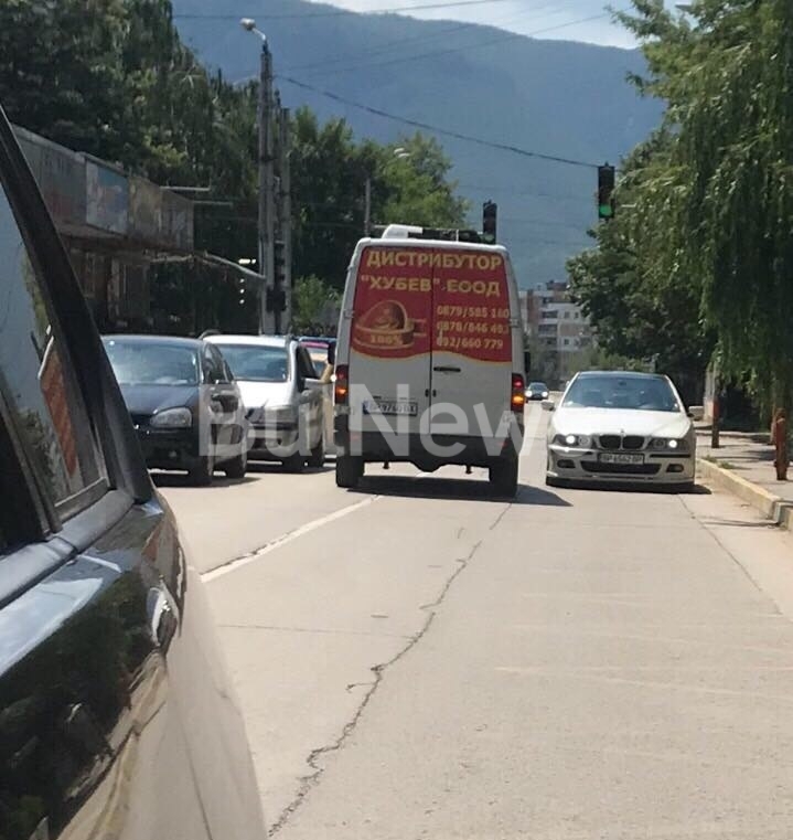 Изключително нагъл шофьор паркира фирмения бус на колбасарската фирма Хубев