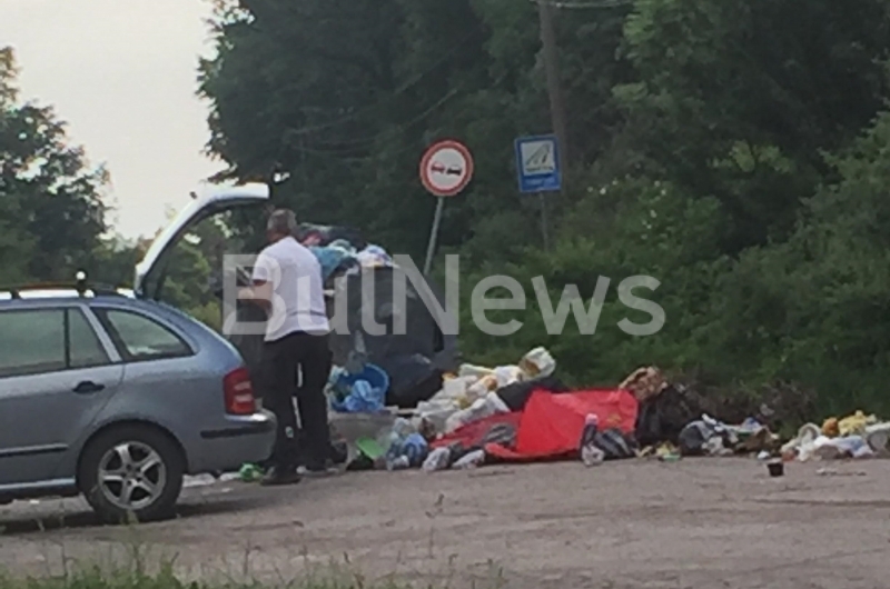 Потресаваща наглост демонстрираха неизвестни врачани превърнали спирка в сметище Двама