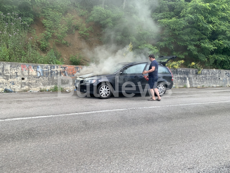 Врачанско Волво гори на международния път Е 79 между Мездра и