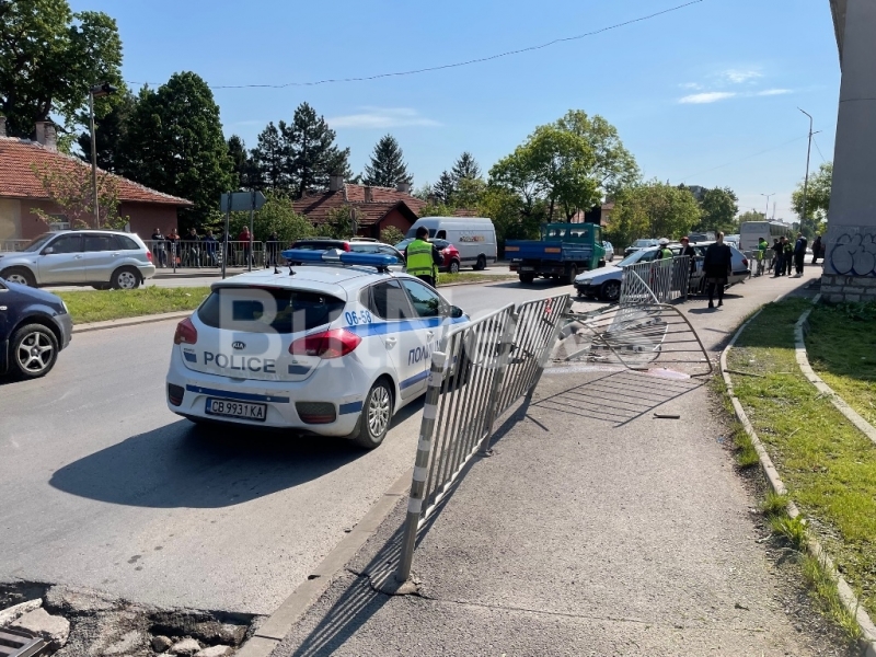 Зрелищна катастрофа затруднява трафика по оживен булевард във Враца, видя