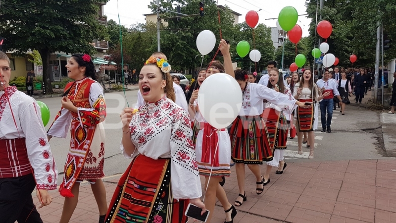 Днес ППМГ Акад Иван Ценов във Враца изпрати тържествено абитуриентите