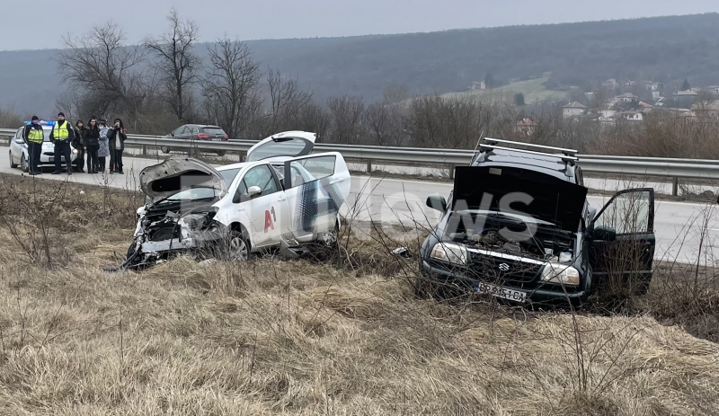 Служебна кола на А1 се размаза в джип на главен