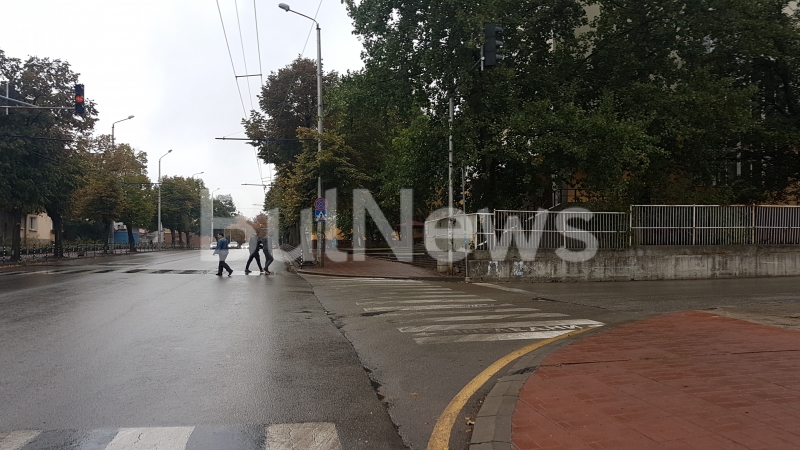 Кошмарно започва днешният дъждовен понеделник научи BulNews bg Човек е бил