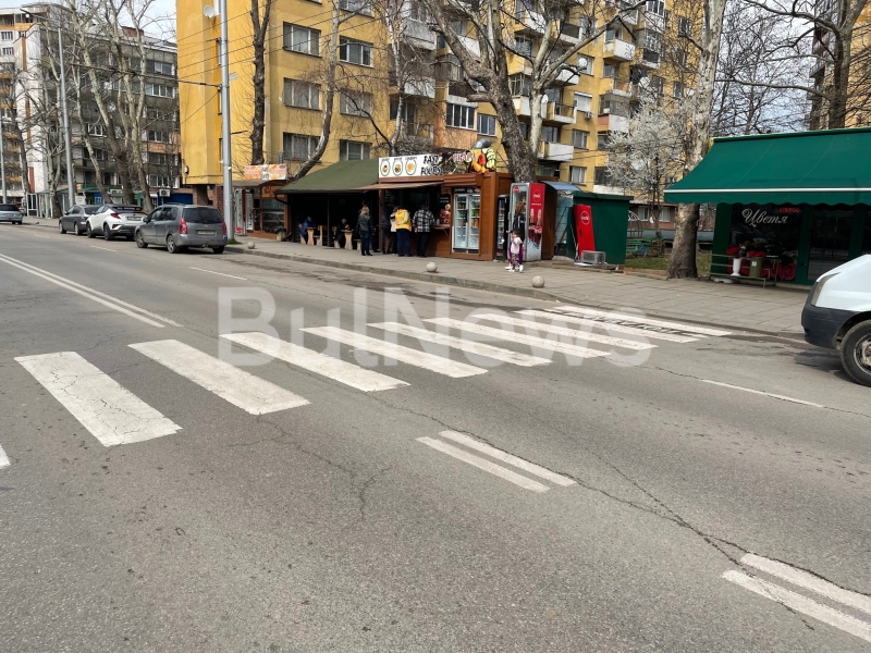 Кола помете пешеходка пред очите на спешни медици във Враца,