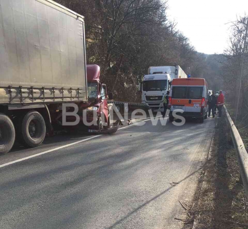Тежък пътен инцидент е станал на международен път Е 79 между