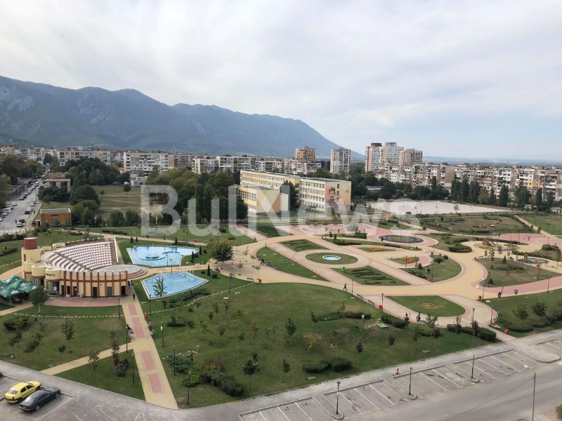 Дете е било нападнато и нахапано в парка в жилищен