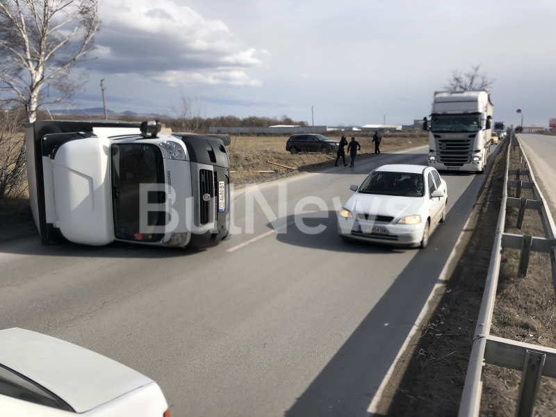 Временно се ограничава движението на товарните МПС над 12 тона