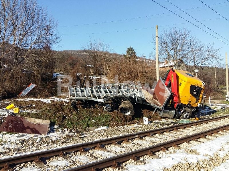 Влак е размазал камион в Мездренско, научи агенция BulNews. Инцидентът