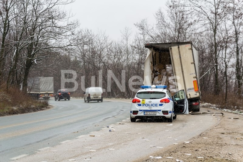 Два тира са се ударили на международен път Е 79 между